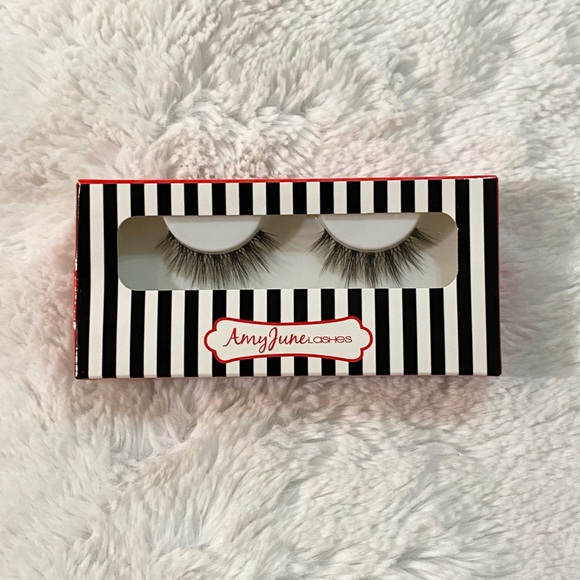 ✨🆕💖AMY JUNE LASHES, LIZZY 3D INVISIBLE BAND SILK EYELASHES💖 - Picture 2 of 4
